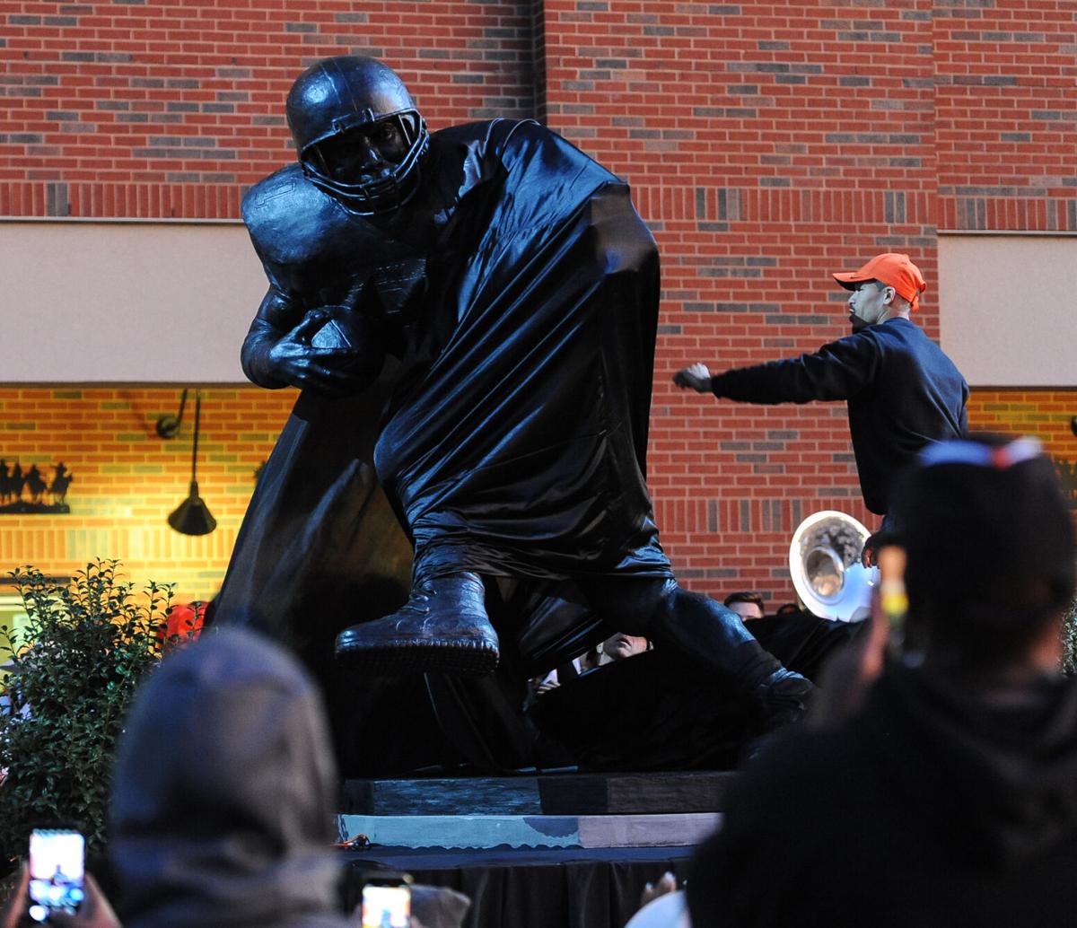 Statue unvieled.jpg