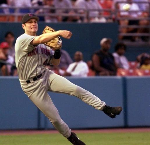 New York Mets' Mike Piazza takes batting practice at Shea Stadium