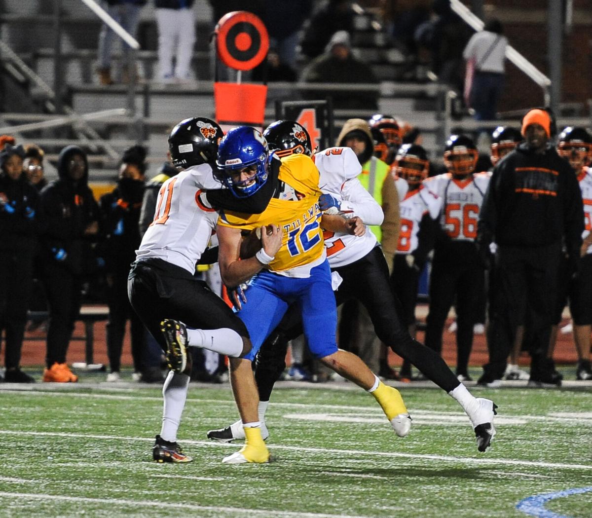 Gundy drags defenders.jpg