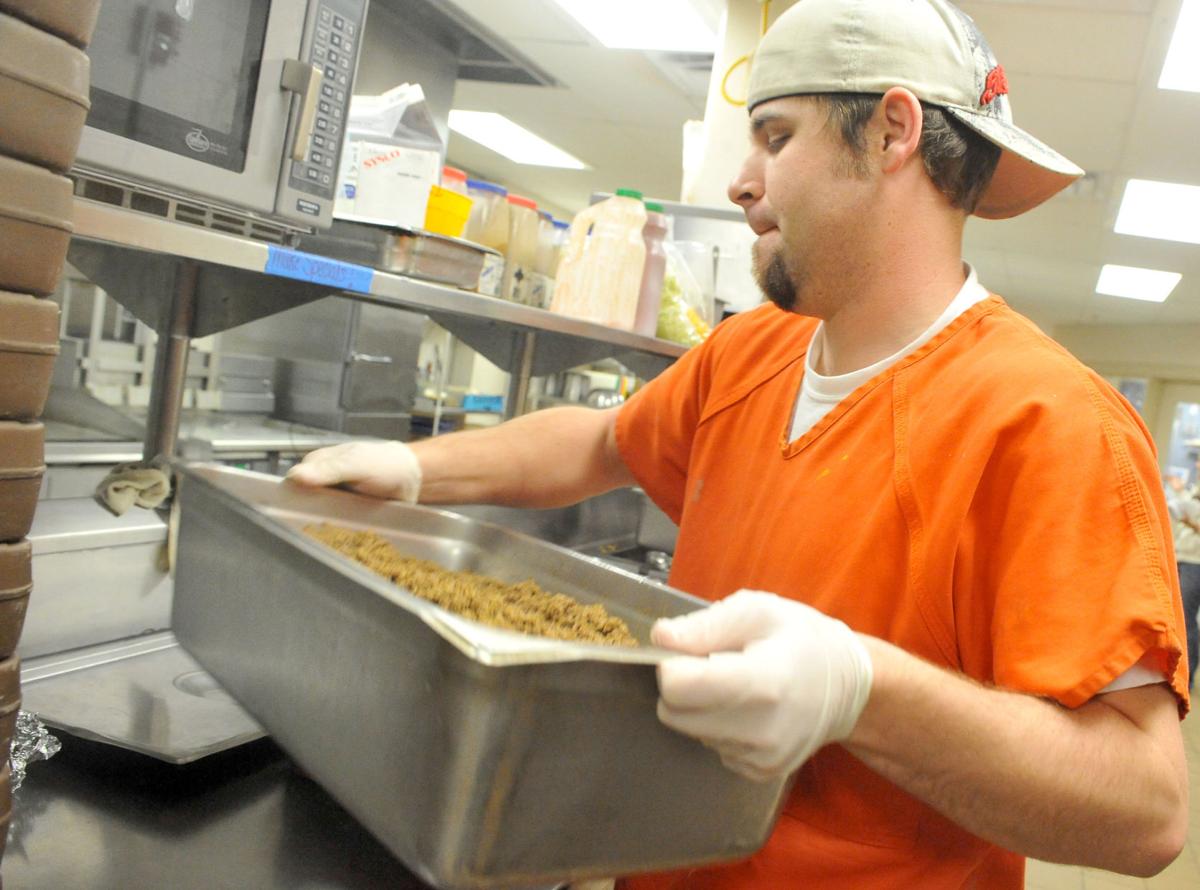 Which restaurant serves thanksgiving lunches