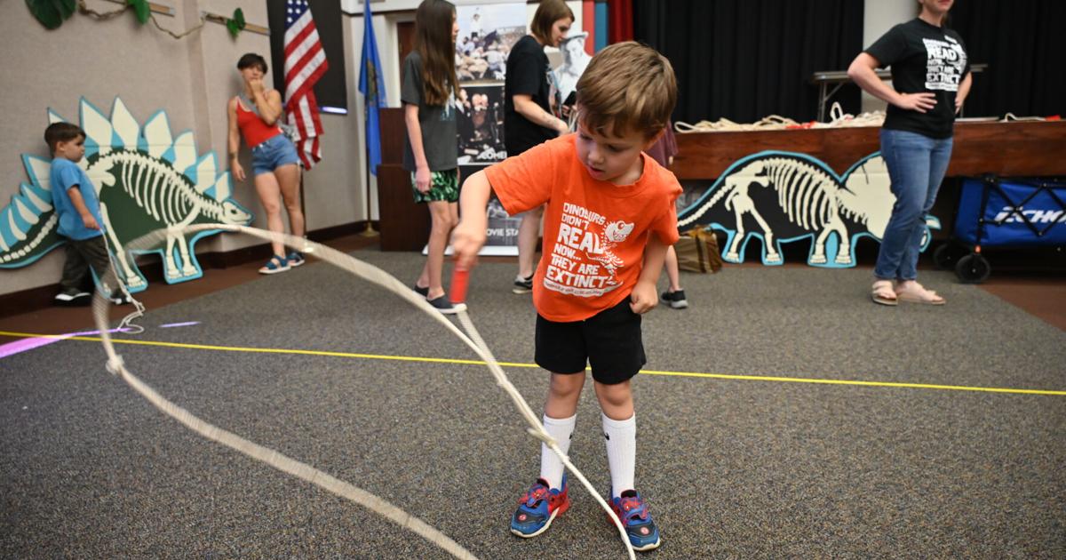 Readin' and ropin': 'Buckaroo Bart' teaches students about the life and legacy of Will Rogers