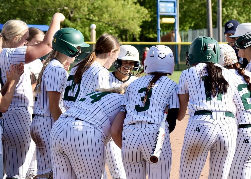 Alices win 18th in a row behind Cleghorn's slam