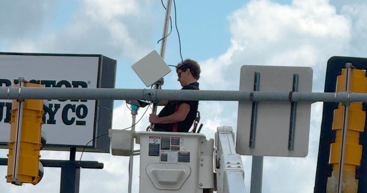 Stoplight at Seventh and Plum still being worked on