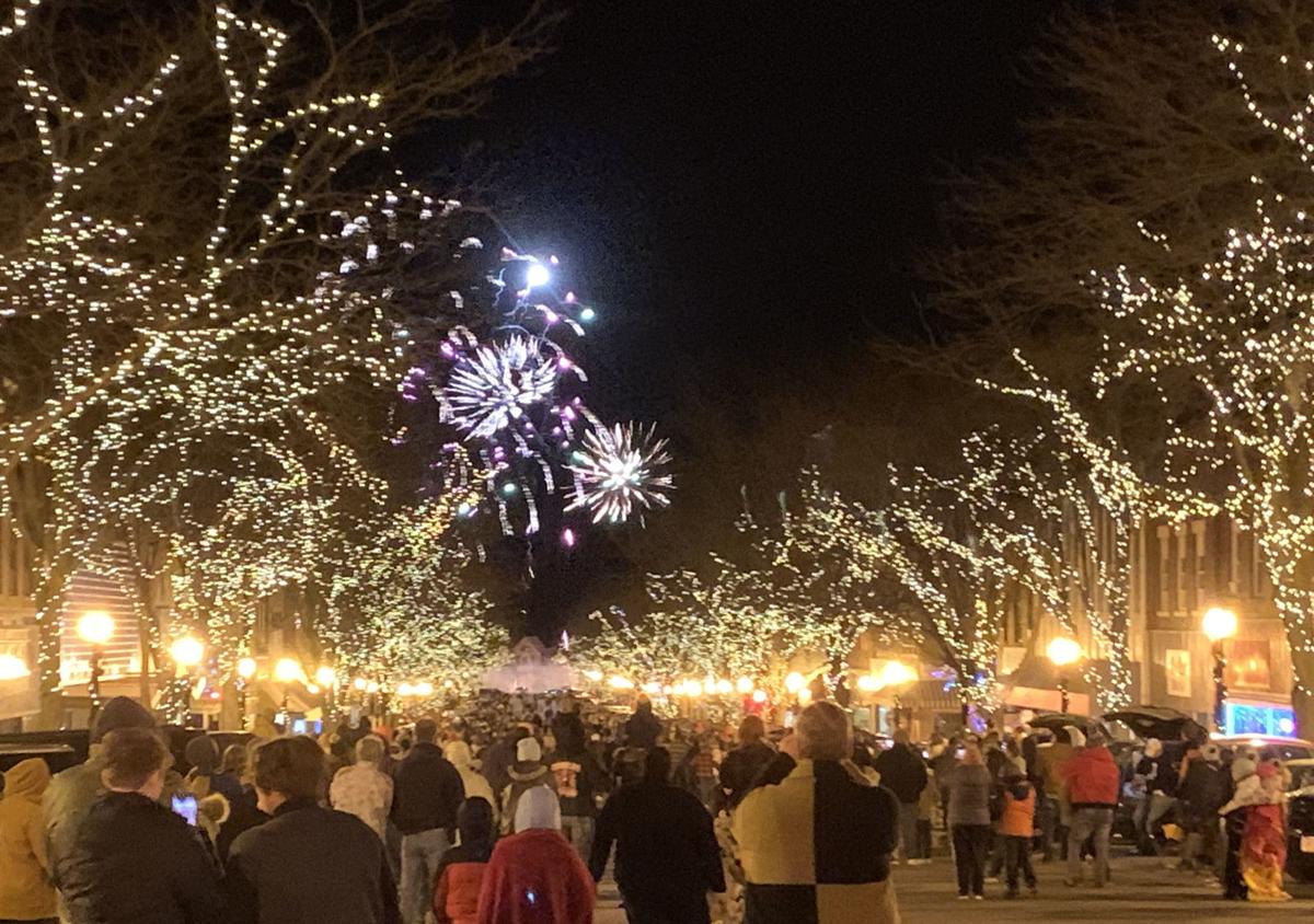 Atlantic Iowa Christmas Parade 2022 Crowd Comes Out For Lighted Parade | Atlantic | Swiowanewssource.com