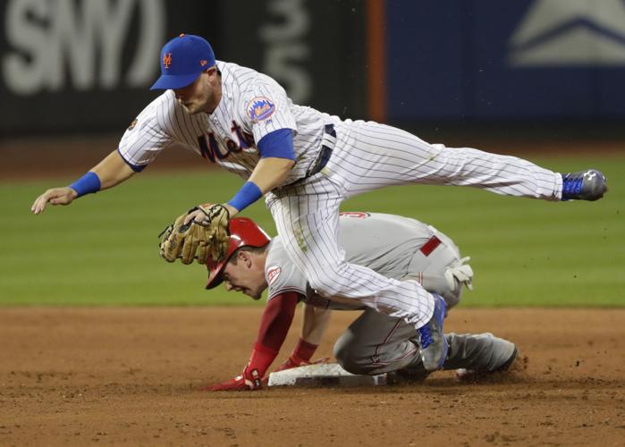 Reds fans throw baseballs at Mets' Jeff McNeil 