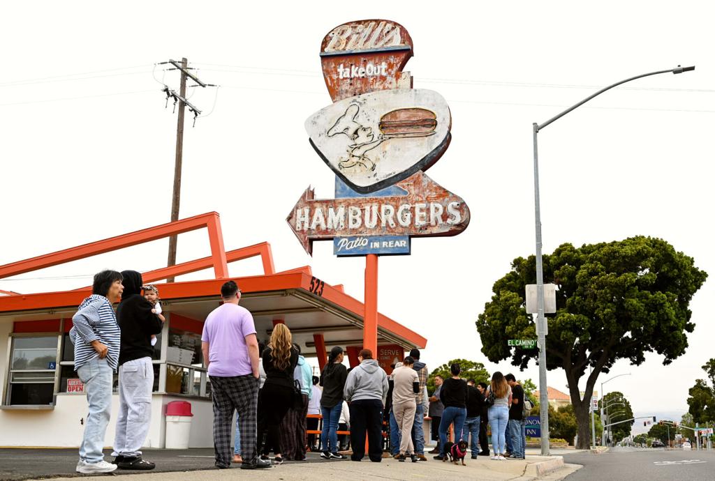 Bill's is back! Iconic 50s-style hamburger stand reopens take-out window | | syvnews.com