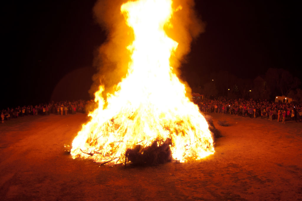 GALLERY Solvang's annual Christmas Tree Burn