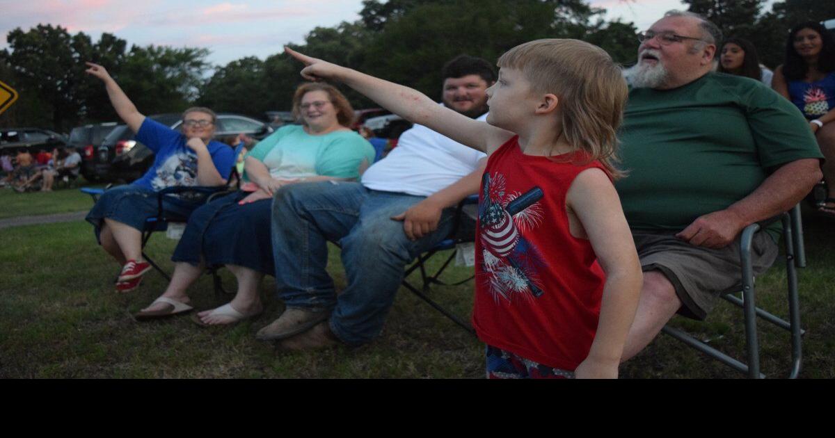 ROCKETS' RED GLARE Locals, tourists visit Lake Tenkiller for Fourth of