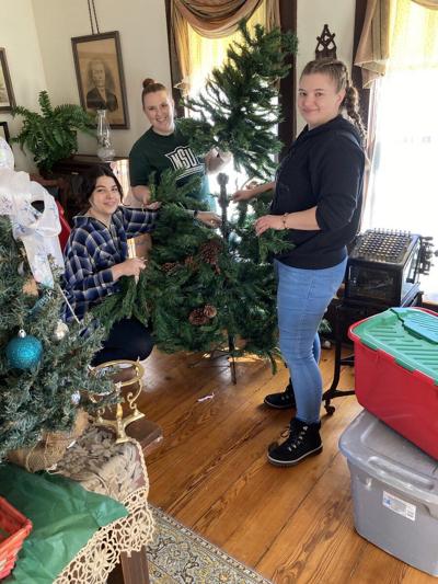 NSU students help clean Thompson House Museum