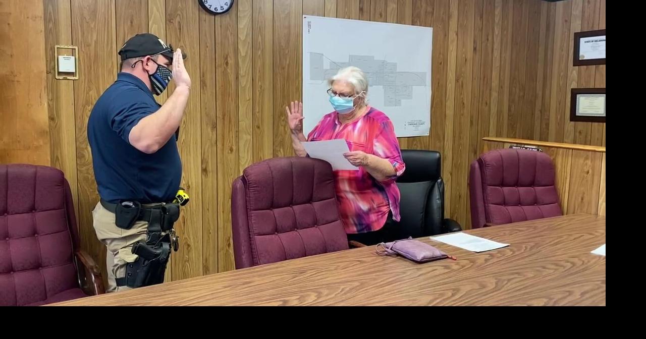 Newly appointed Hulbert Police Chief Carl Smith sworn in