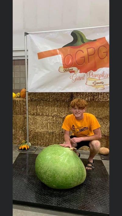 Student breaks state record for largest bushel gourd