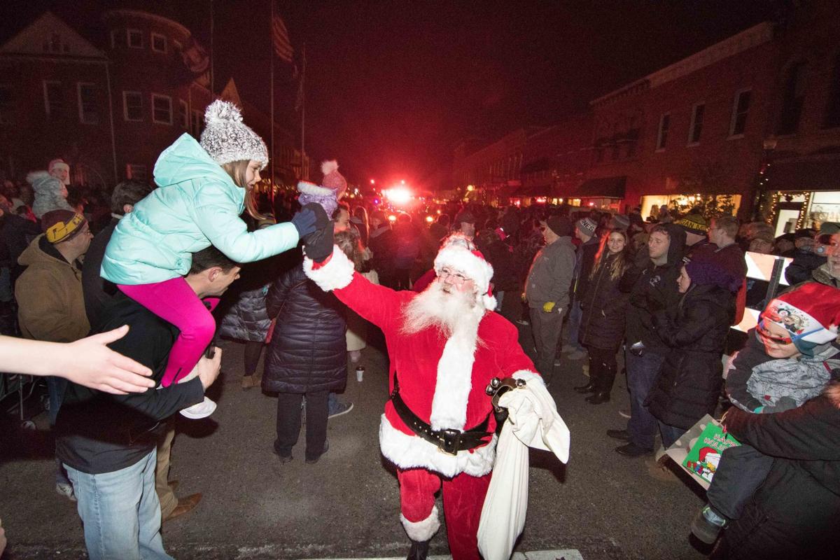 3 000 Fill Downtown Holly For 2018 Dickens Fest Kick Off News