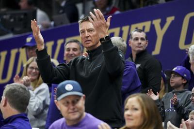 Washington Huskies honor Detlef Schrempf with jersey retirement