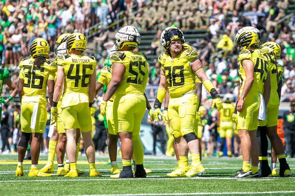 Oregon Football: Ranking the Ducks' best uniform combinations in 2022