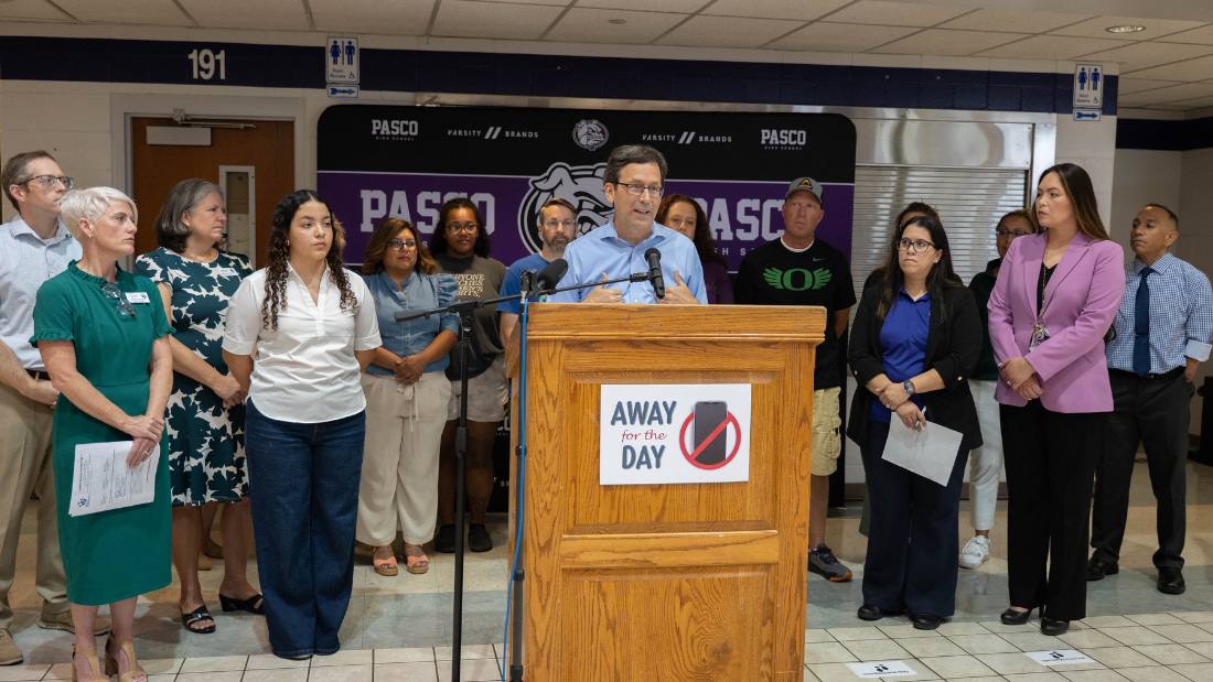Governor Ferguson visits Pasco to discuss key legislative priority to remove cellphones in schools statewide