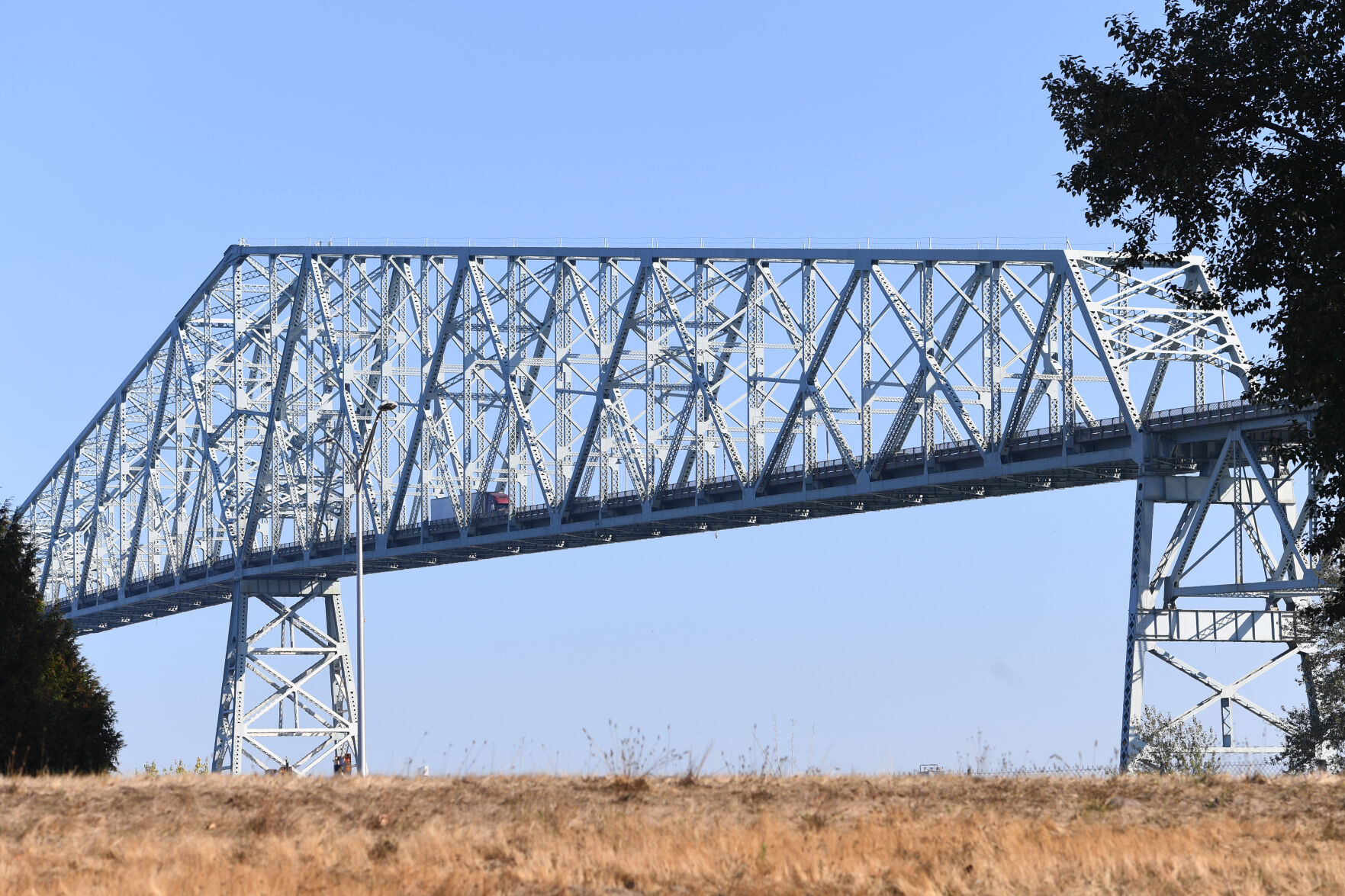 UPDATE Lewis and Clark Bridge shut down after WSDOT crew discovers