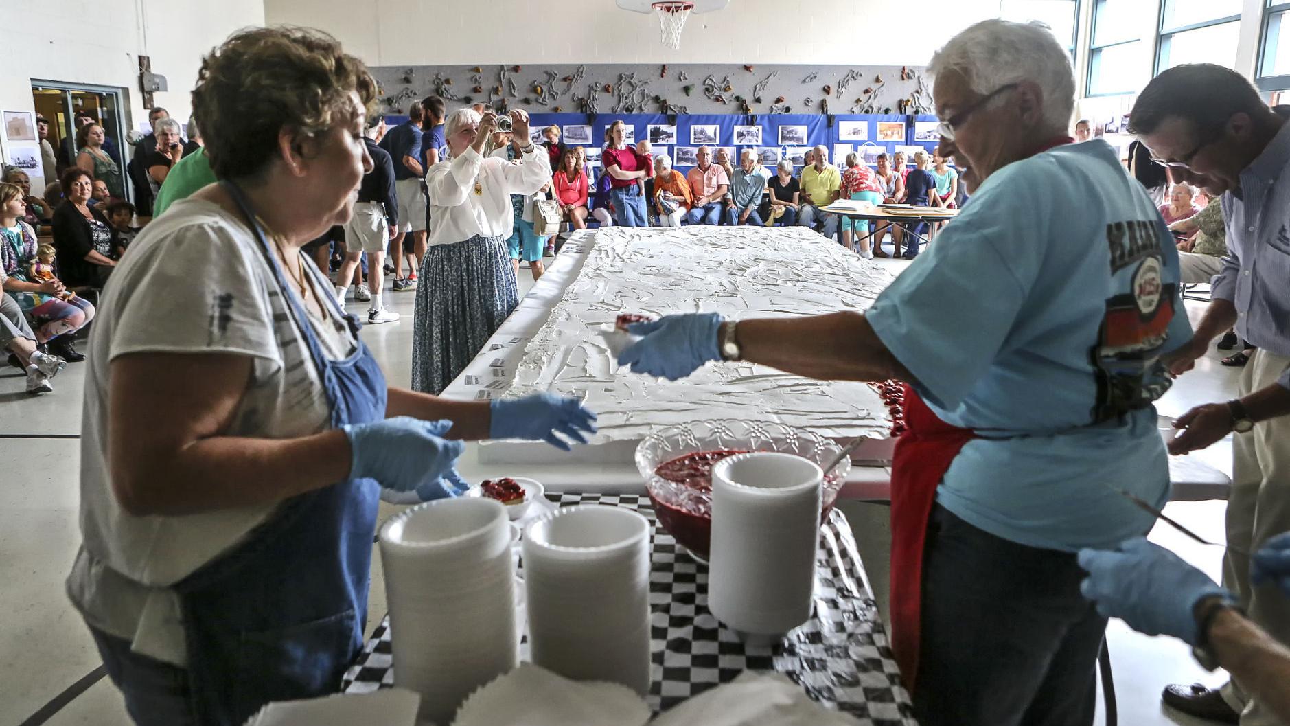 Kalama Honors 125 Years With 16 5 Foot Strawberry Shortcake News Tdn Com Kalama Honors 125 Years With 16 5 Foot Strawberry Shortcake News Tdn Com