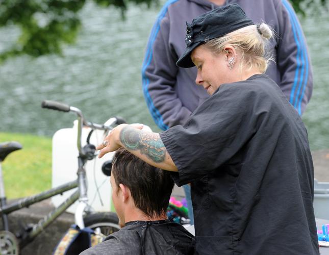 Longview woman cuts hair for the homeless at Lake Sacajawea