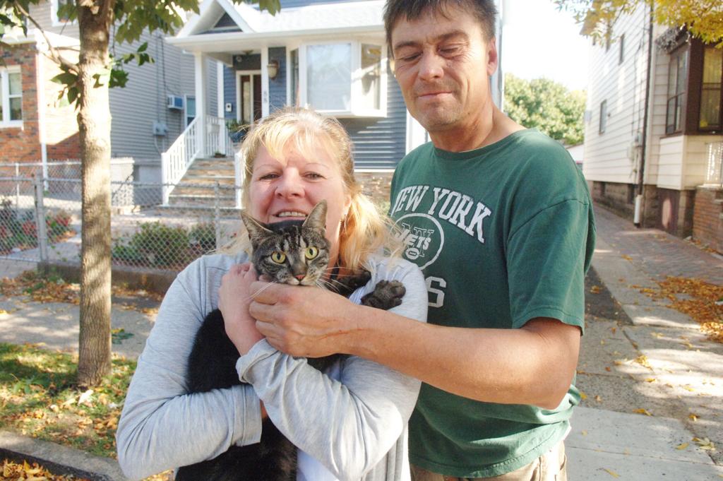 Neighborhood Rescues Rocky The Cat After Five Days In A Tree