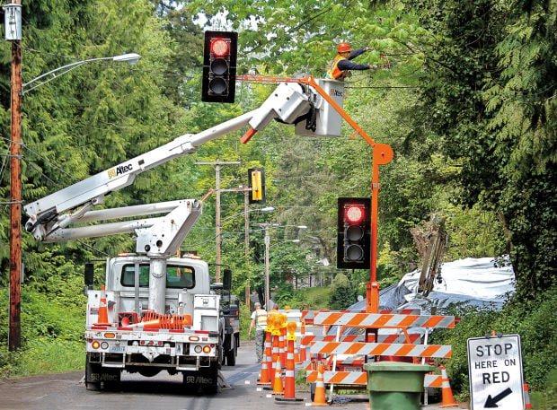 News Photo: Traffic signals installed at landslide area