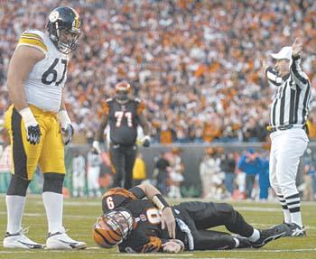 Pittsburgh knocks out Palmer, then Bengals