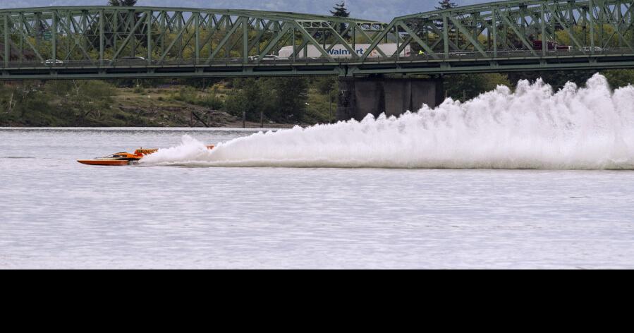 Hydroplanes make a splash on Columbia River