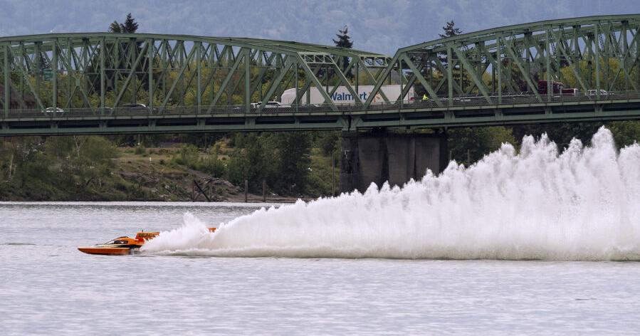 Hydroplanes make a splash on Columbia River