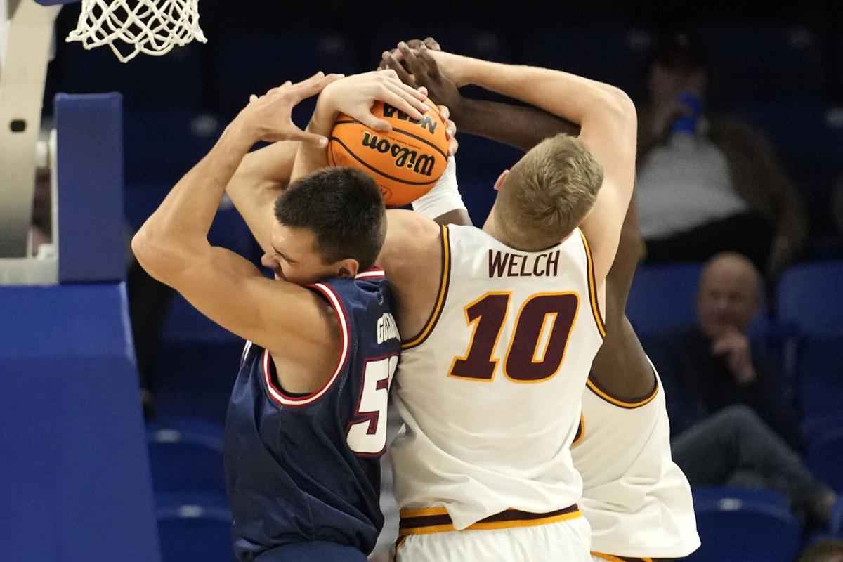 No. 10 Florida Atlantic wins opener at Loyola Chicago