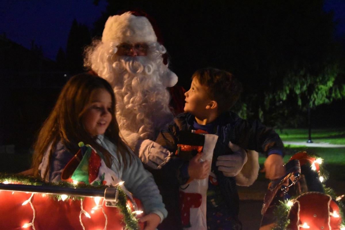 Santa Delivers Christmas Cheer To Woodland Families Local Tdn Com