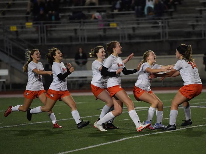 Champion Chinooks Kalama wins 2B soccer title in dramatic PK shootout