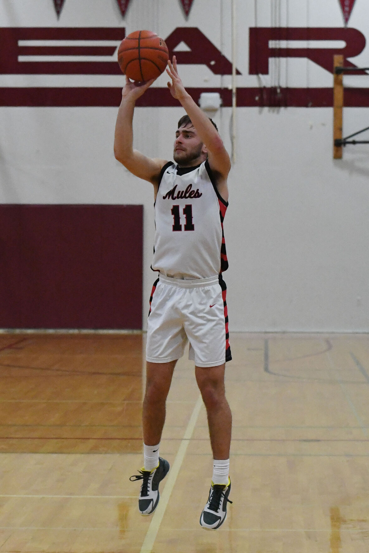 2B High School Boys Basketball Avalon Carlson carry Wahkiakum