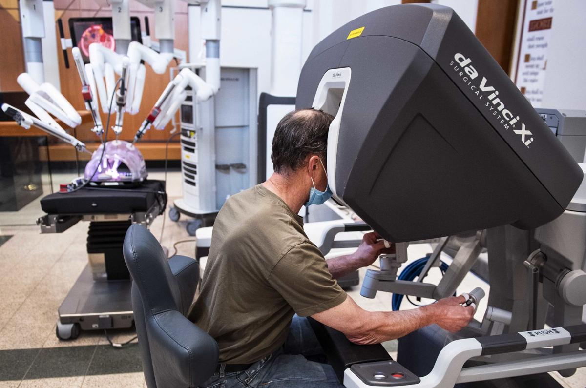 Operating robot