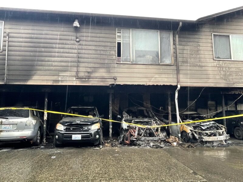 Eight cars damaged in Longview apartment fire