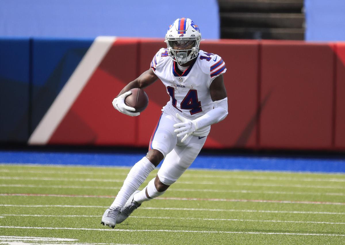 Stefon Diggs Makes Bills Fans Laugh: Flosses Teeth On The Sideline