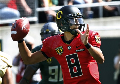 Oregon Ducks quarterbacks Bryan Bennett and Marcus Mariota prepare