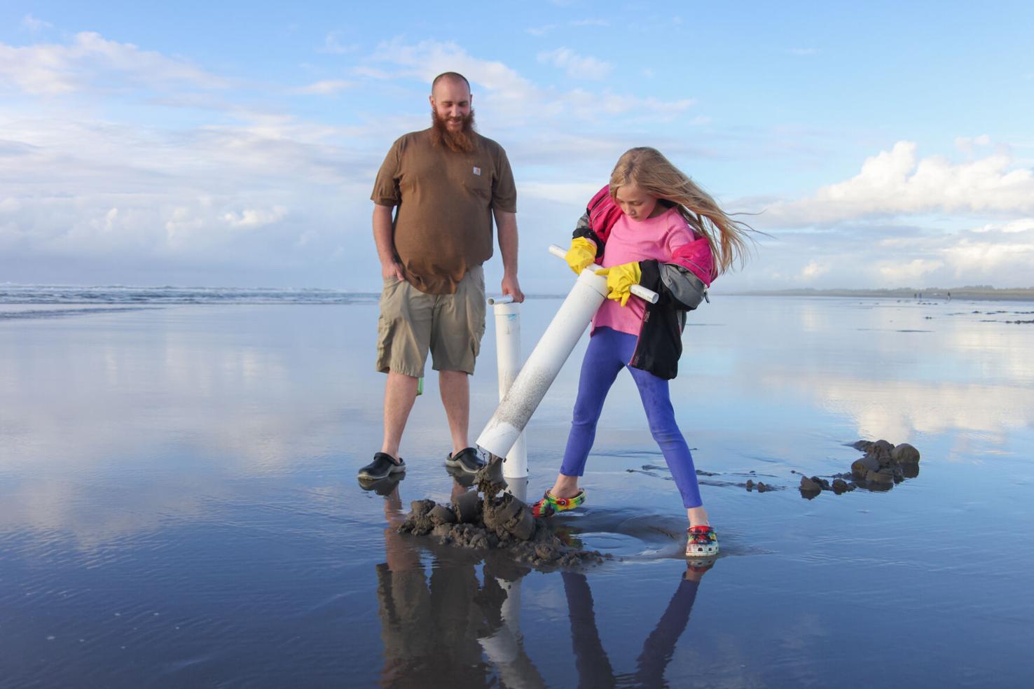 PHOTOS, VIDEO Razor clam digging in Long Beach