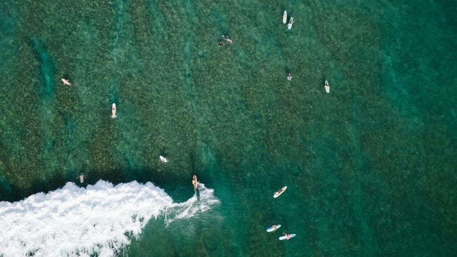 North Shore Aerial Surf Lineup