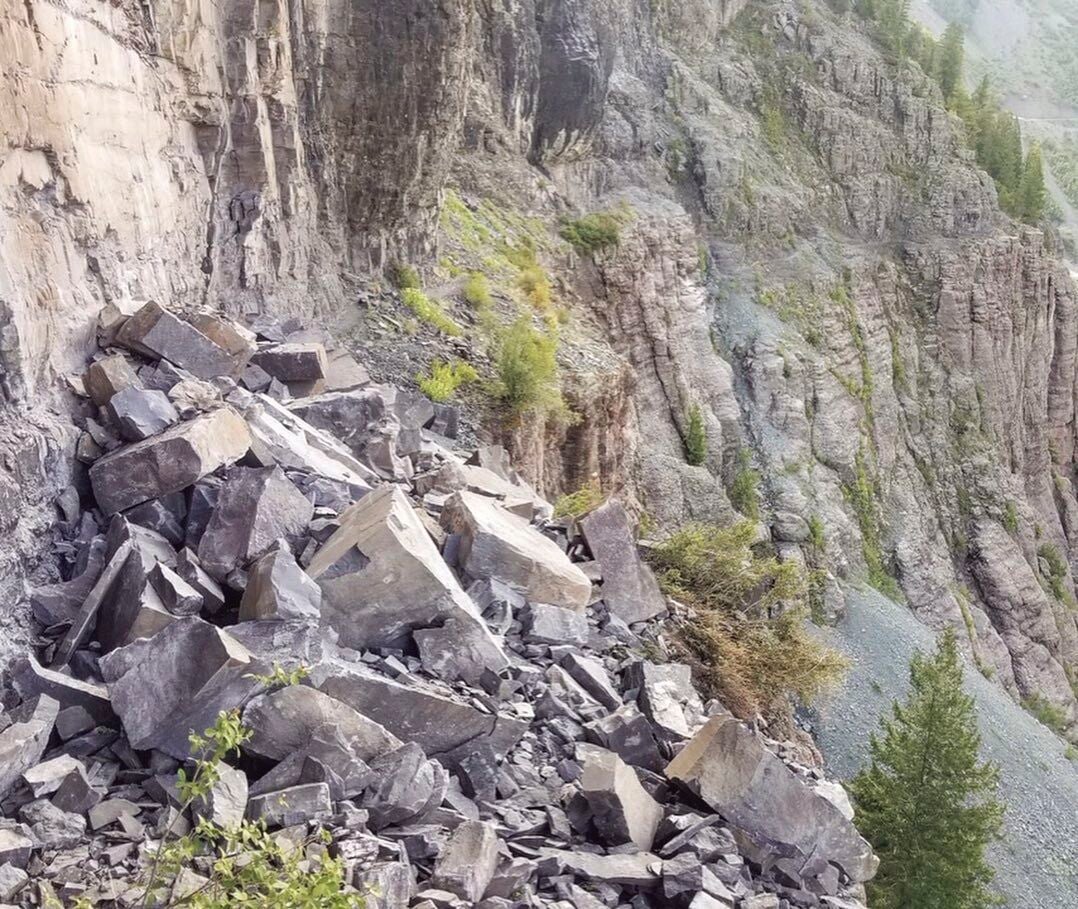 Premium Photo  Good shot of rockfall on rocky mountain steep slope and  long trail of dust. good moment of dangerous scene with falling stones and  boulder from rocks. rockfall in mountains.