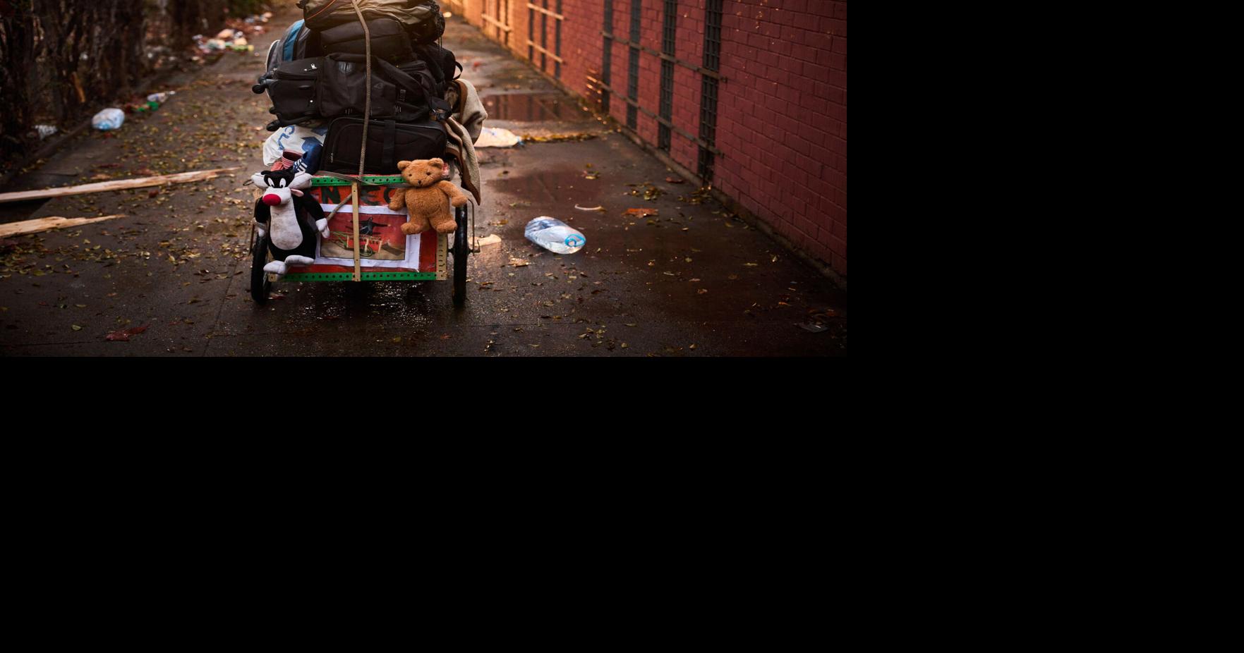 Photos show Spanish police evicting hundreds of migrants from unsafe squat