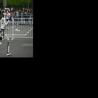 Humans far behind as robot breaks record at Beijing half marathon