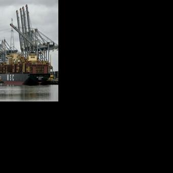 Oil spill snarls shipping traffic in Antwerp port