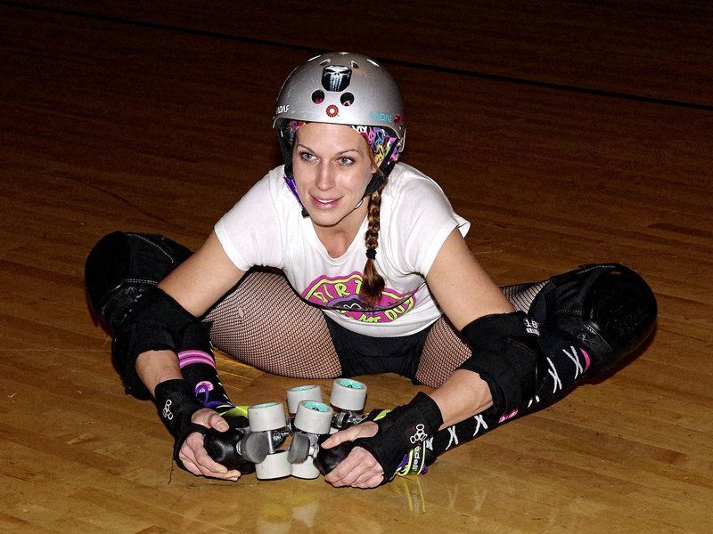 dating a roller derby girl