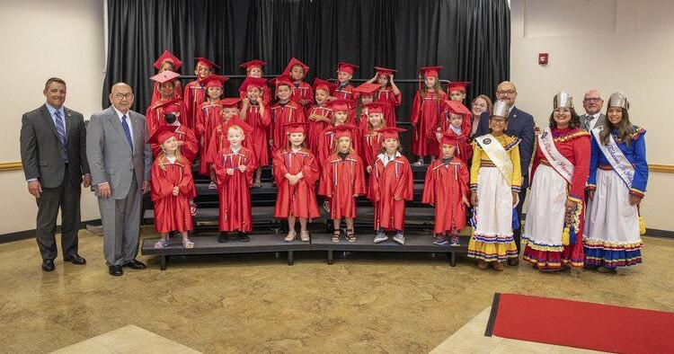 Governor Anoatubby presents diplomas to Pre-K students