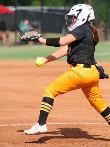 Pinley returns to circle, leads Roff past Leedey