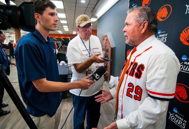 Auburn hires Oklahoma's Sunny Golloway as baseball coach