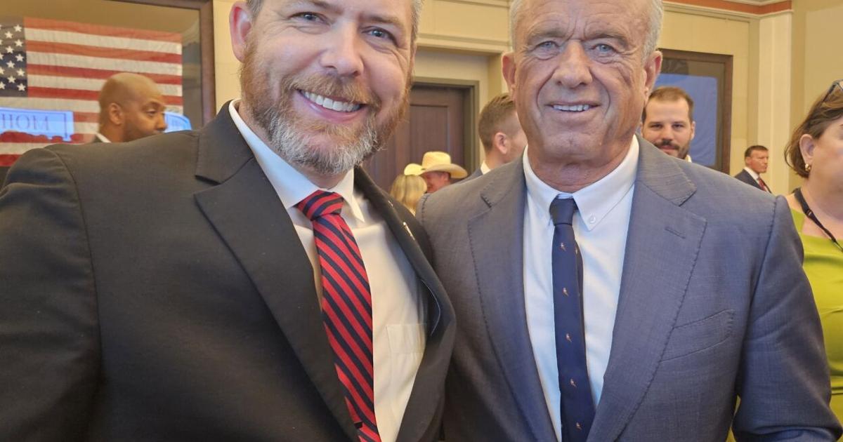 Senator Wingard visits with RFK Jr.