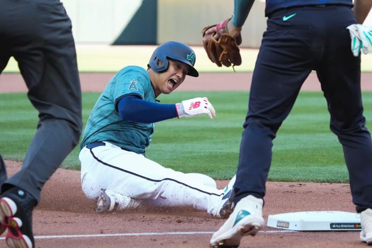 Vintage Ichiro robs Jose Ramirez of home run over wall in front of