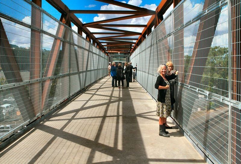 First Look: Lafayette Street pedestrian bridge crosses inner SE railroad  tracks – BikePortland