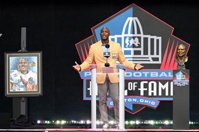 Cowboys' DeMarcus Ware gives emotional speech as he and Chuck