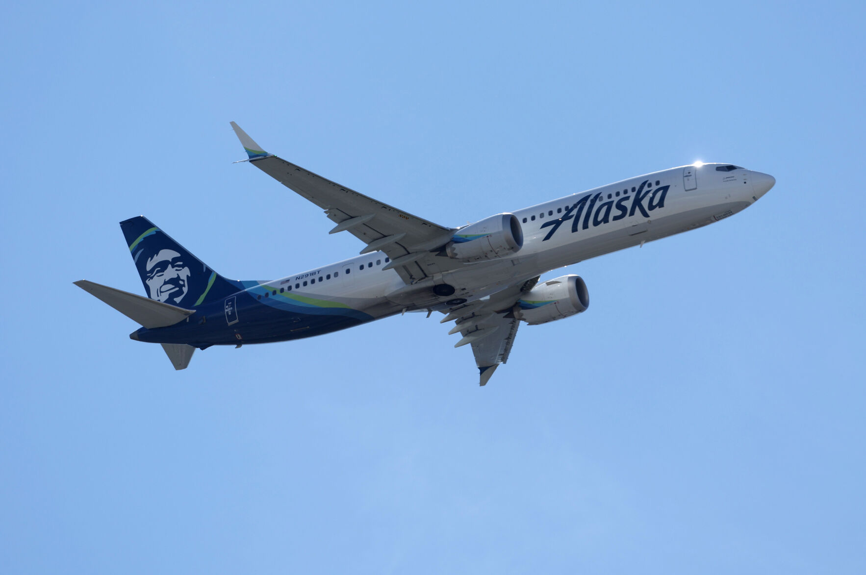 Passenger charged after Alaska Airlines flight bound for Chicago